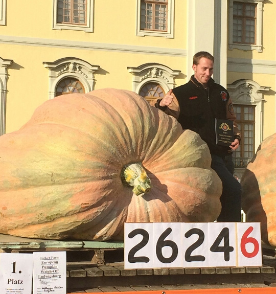 2016 World Record- 2624.6 Pound Giant Pumpkin Pictures from Pumpkin Nook